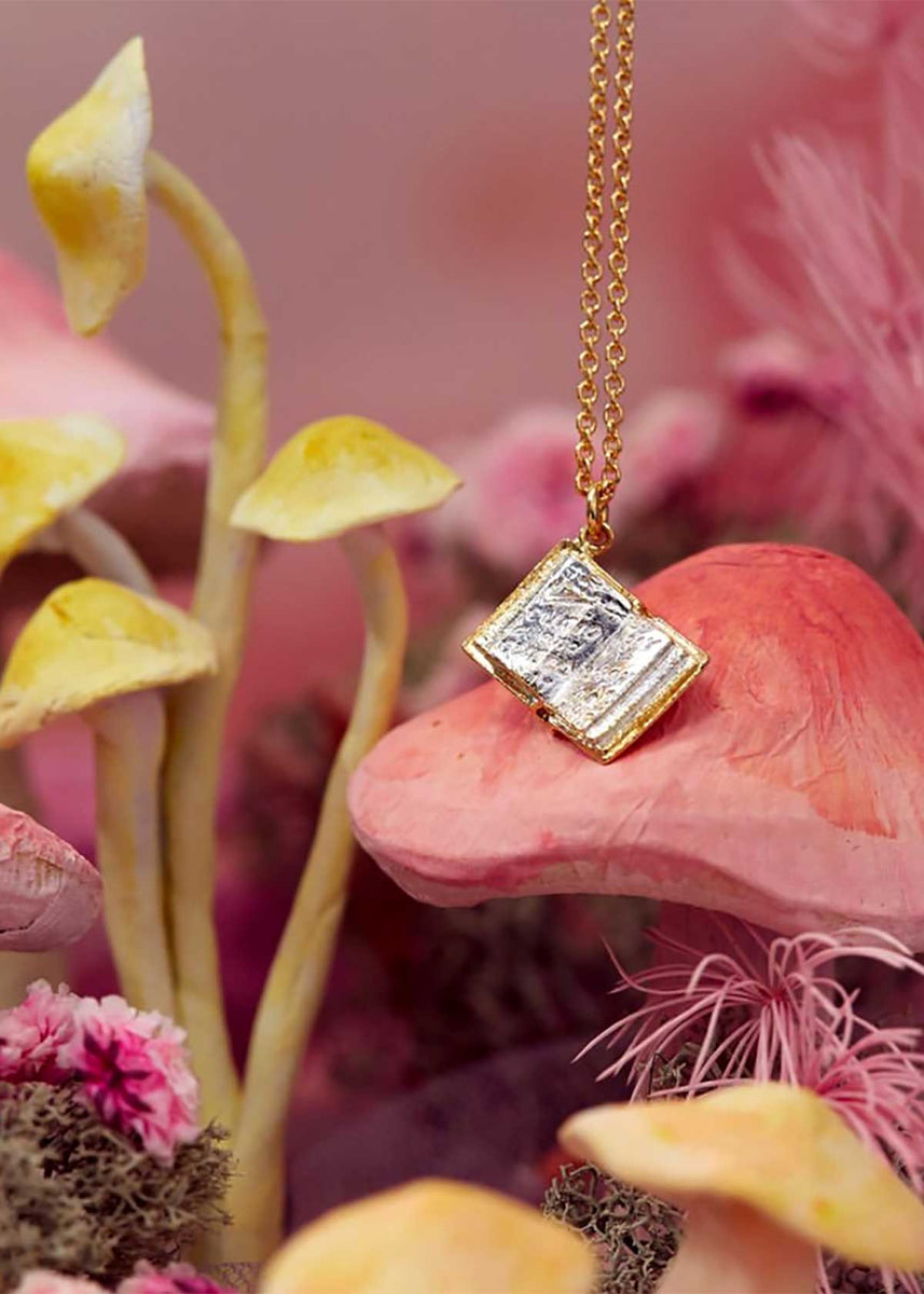 Alex Monroe Alice in Wonderland Open Book Necklace – Minzuu