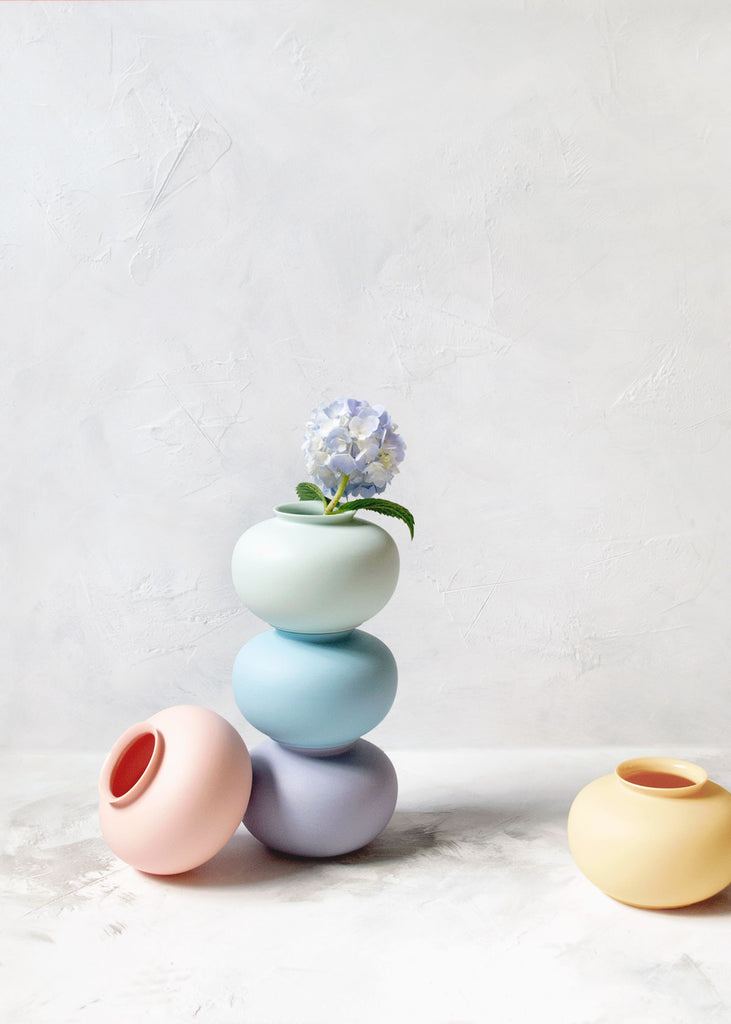 Middle Kingdom Porcelain Apple Mini Vase