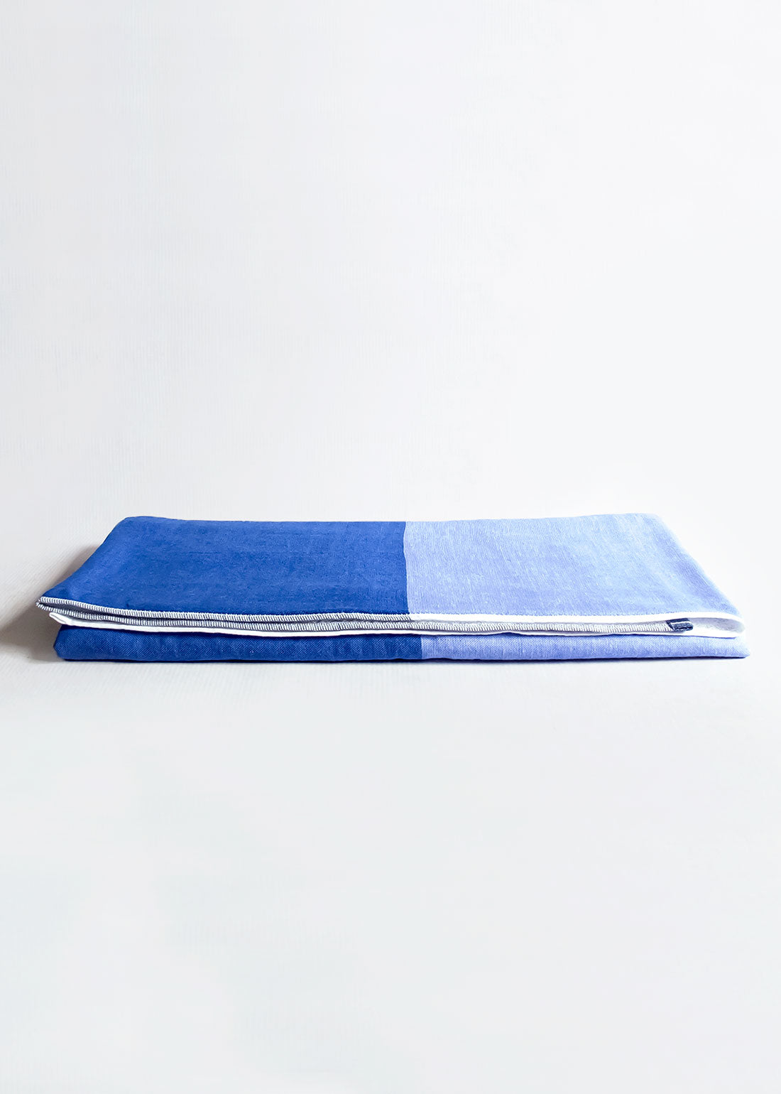 https://www.minzuu.com/cdn/shop/files/yoshii-chambray-towel-blue-01.jpg?v=1683674930